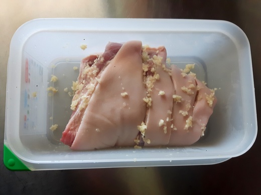 Česnekování vepřového kolena