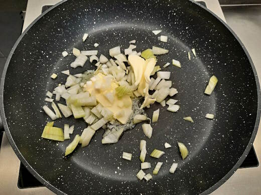 Cibulka na másle - základ pro špenát