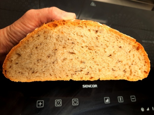 Řez kváskovým chlebem