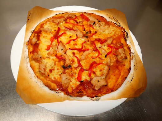 Pizza upečená na pečícím papíře