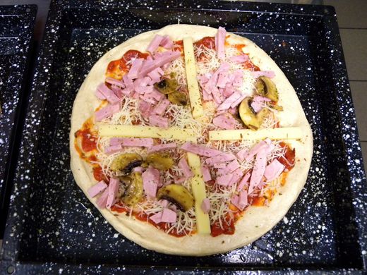 Pizza z jogurtového těsta