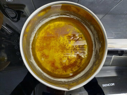 Přepuštěné máslo před scezením