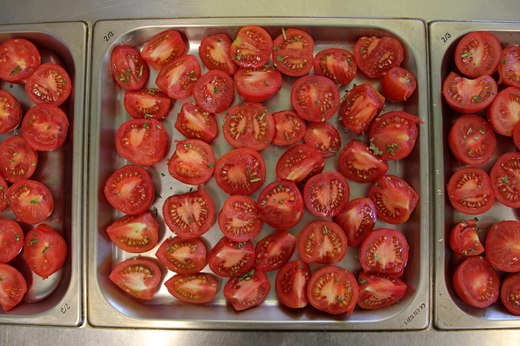 Příprava rajčat na sušení