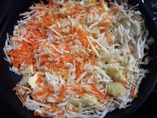 Restování zeleniny do rybí polévky