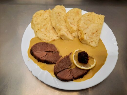 Srnčí kýta se smetanovou omáčkou