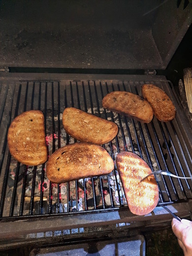 Topinky k tataráku můžete udělat i na grilu