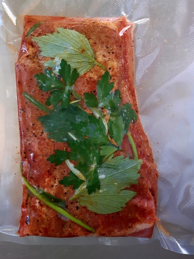 Vepřový bůček připraven k vaření sous vide
