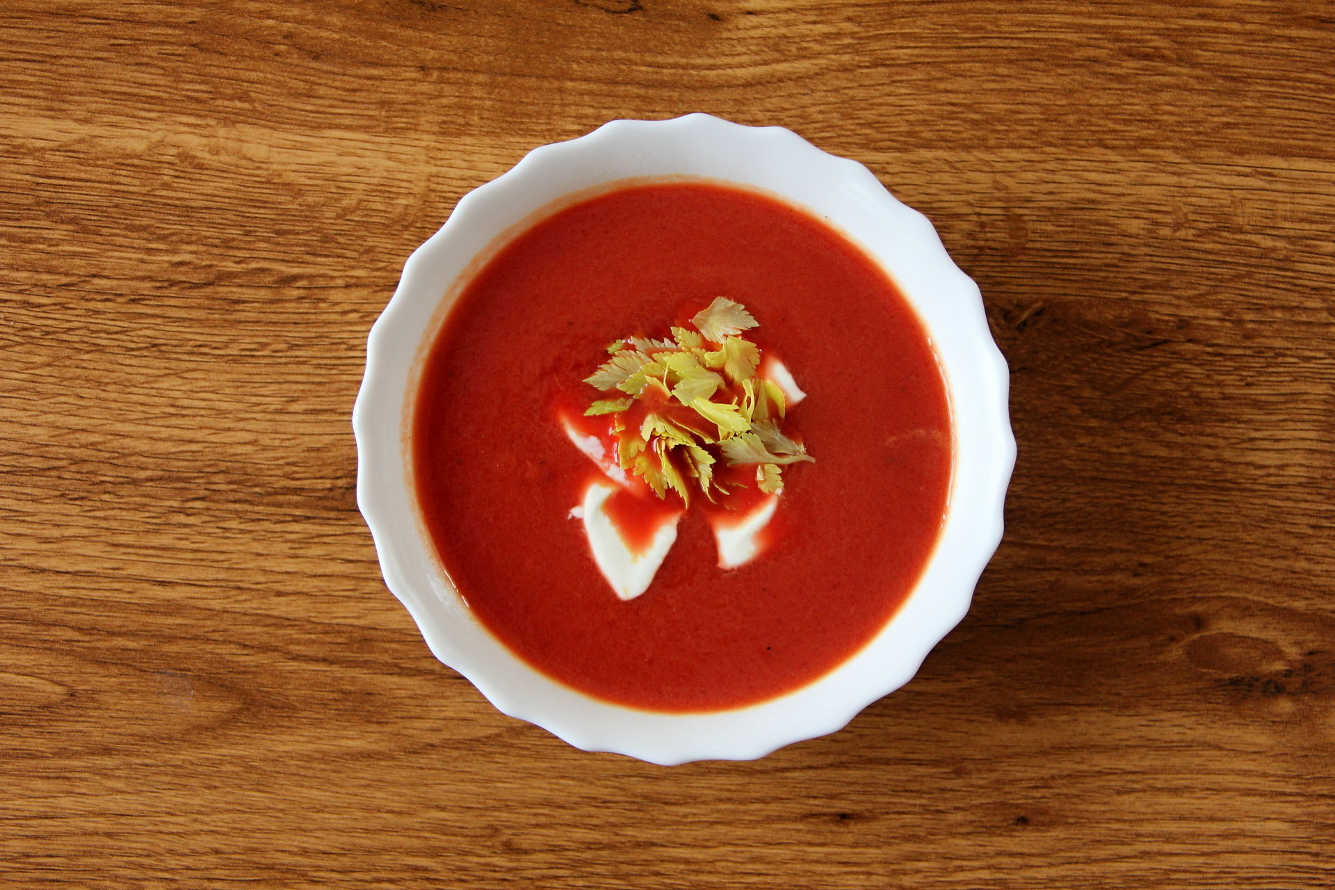 Polévka z červené řepy ozdobená lístky řapíkatého celeru